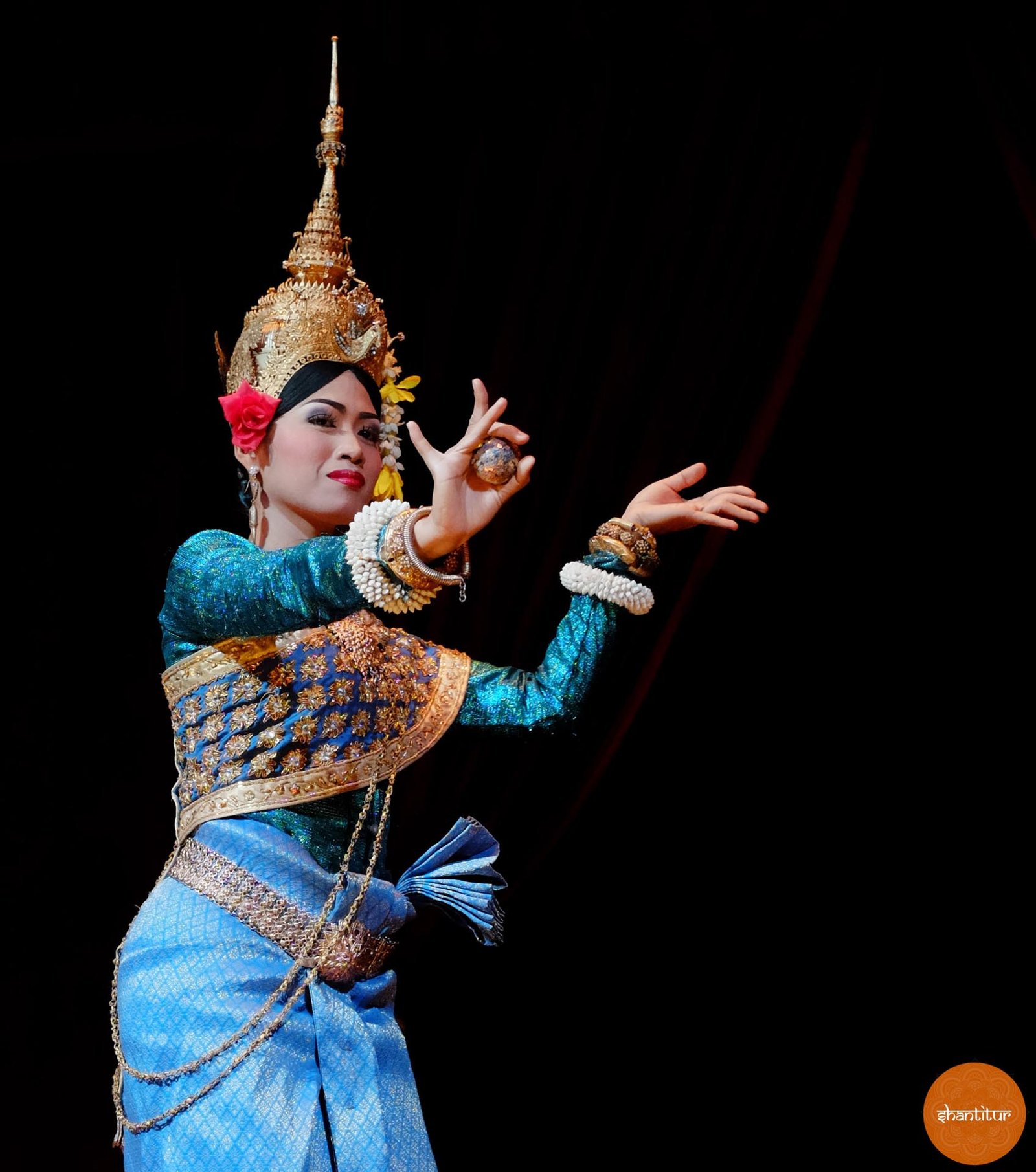 ShantiTur-Group-in-Angkor-Wat,-Siem-Reap