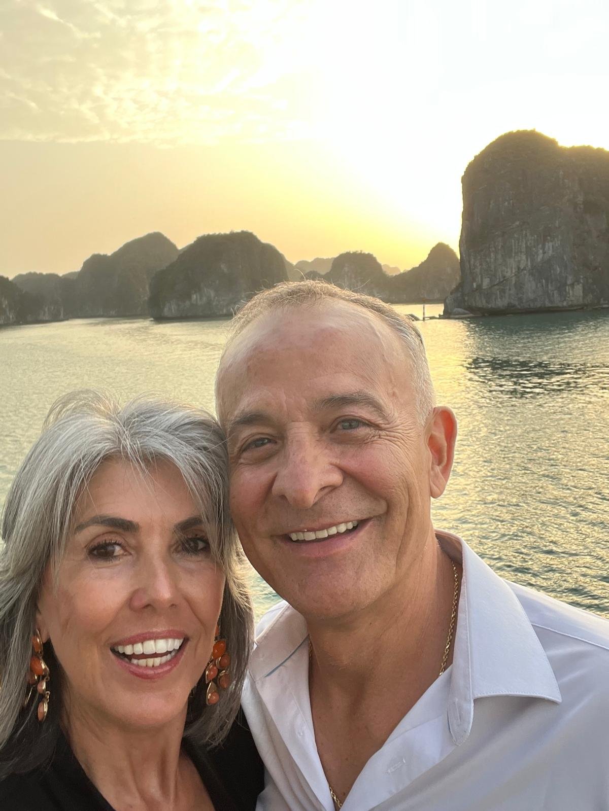 Carlos y Tata Cardona en Halong Bay, Vietnam, con los icónicos peñascos de fondo durante su viaje organizado por Shantitur