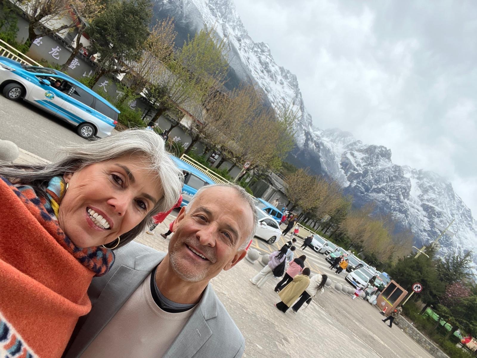 Carlos y Tata Cardona en Lijiang, con la Montaña del Dragón de Jade nevada de fondo, China.