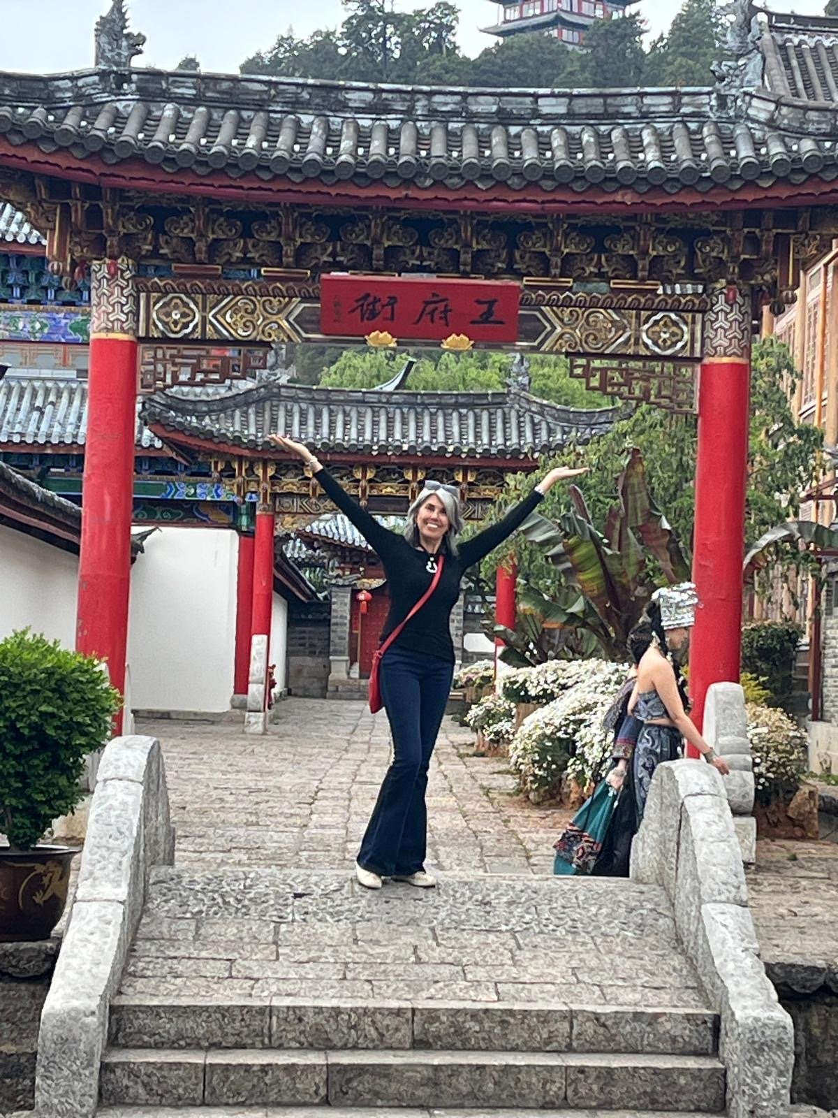 Tata Cardona bajo un pórtico tradicional chino en Lijiang, China