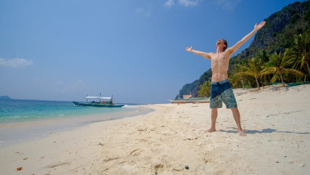 Fernando en una playa virgen en Coron, Filipinas