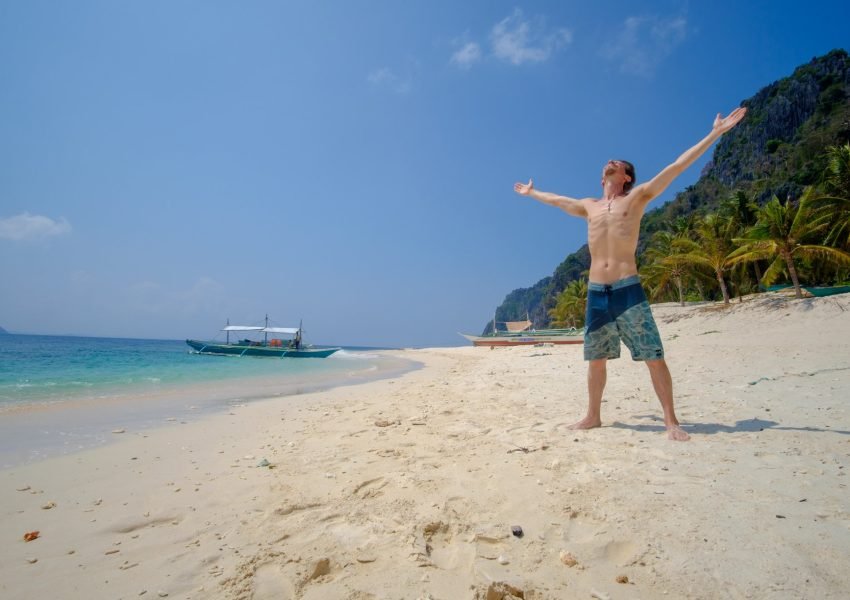 Fernando en una playa virgen en Coron, Filipinas