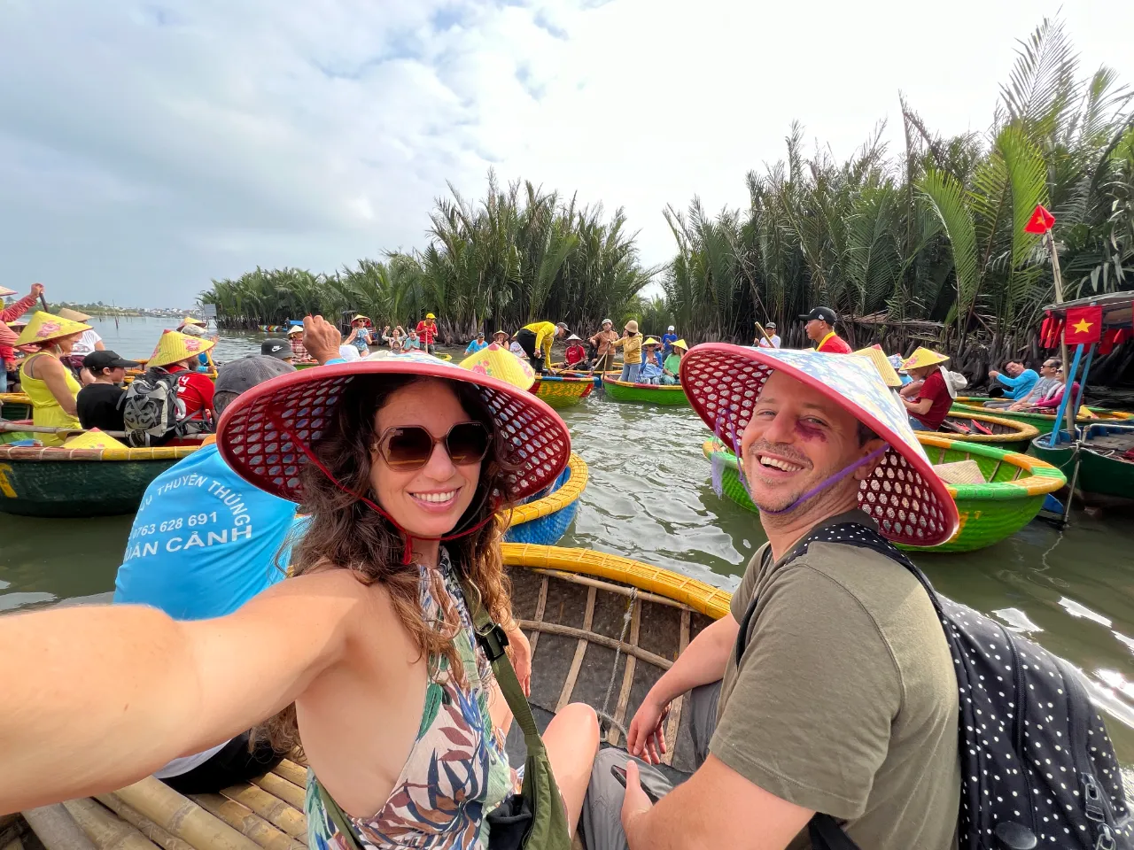 Paola y Gabriel explorando la reserva de cocos en Hoi An, Vietnam.