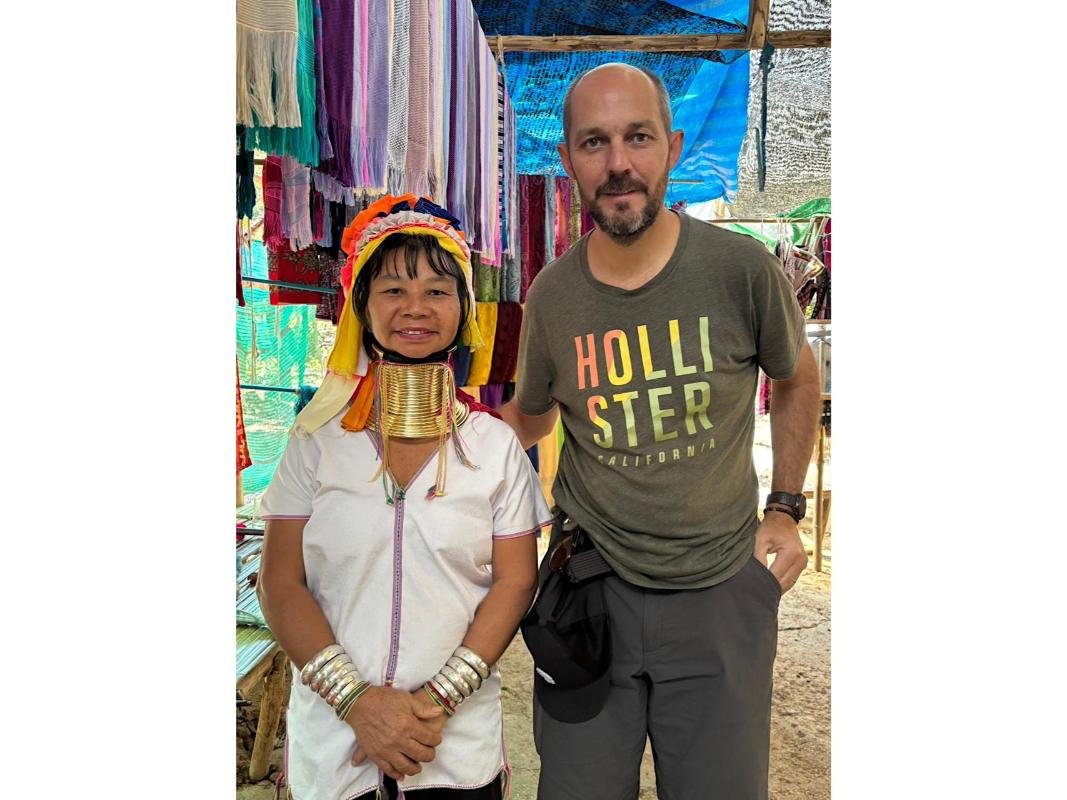 Sebastián Melani junto a una mujer de cuello alto en Chiang Mai, Tailandia
