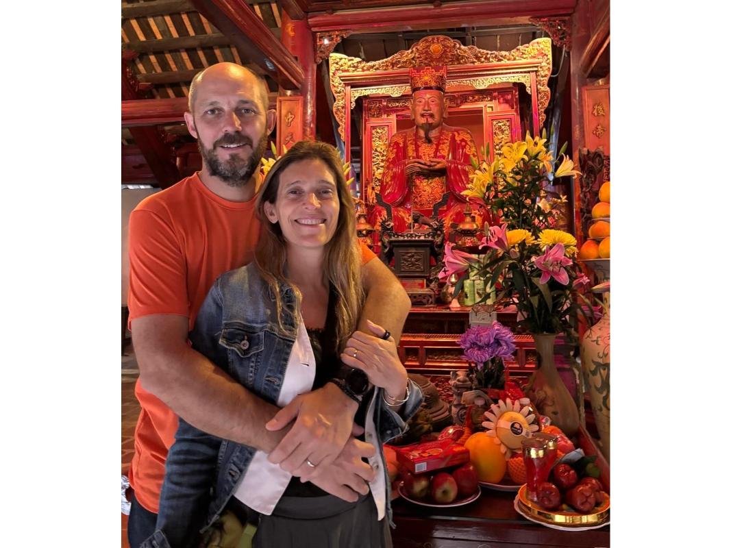 Sebastián Melani y Natalia Bernardoni en un templo de Vietnam durante su viaje familiar con Shantitur