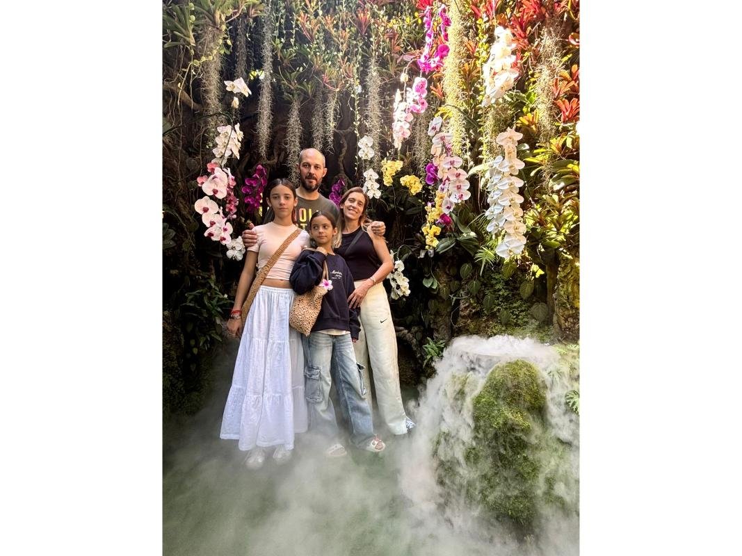 Familia Melani disfrutando de una comida en Vietnam con Shantitur