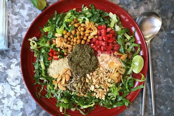 Ensalada de hojas de té birmana, una mezcla de sabores frescos.