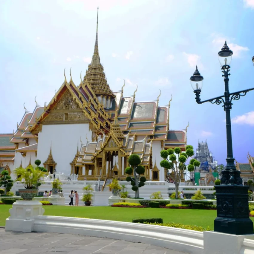 Palacio Real de Bangkok con su arquitectura grandiosa y detallada.