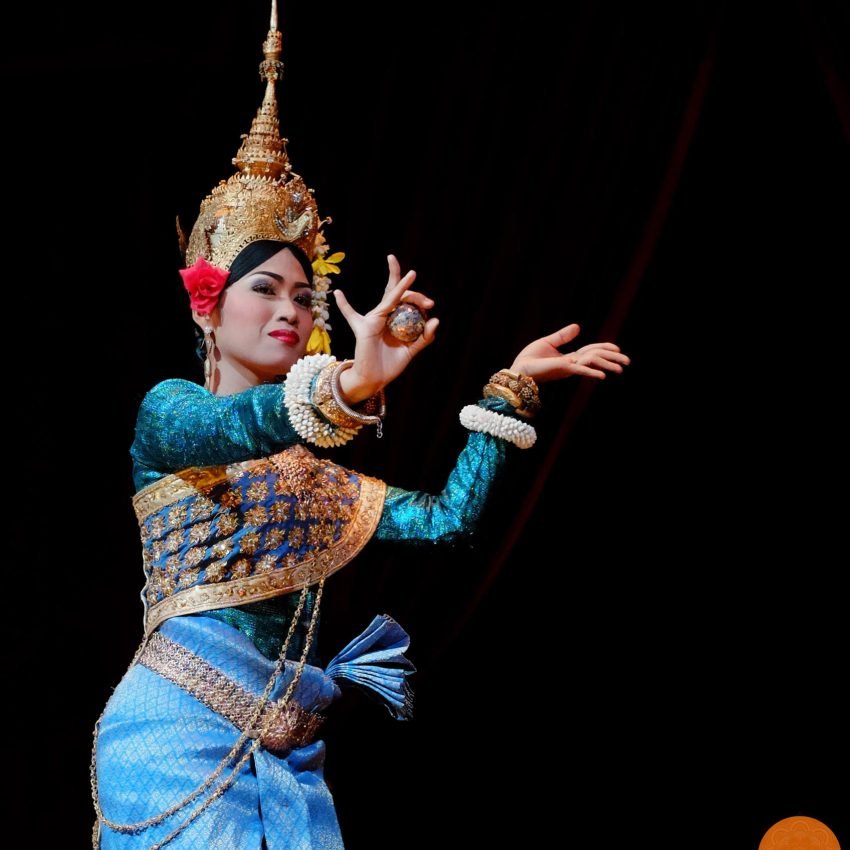 ShantiTur-Group-in-Angkor-Wat,-Siem-Reap