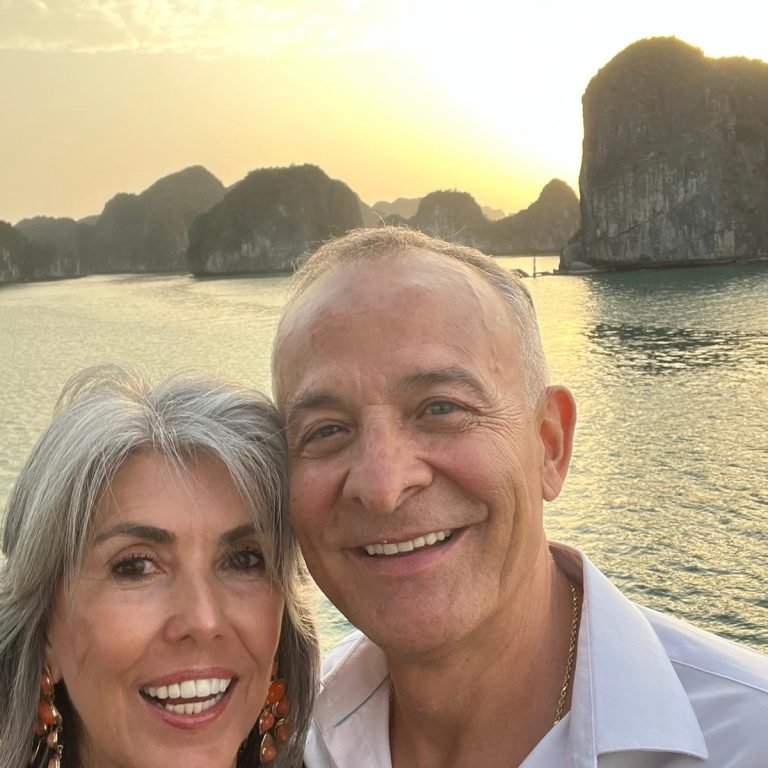 Carlos y Tata Cardona en Halong Bay, Vietnam, con los icónicos peñascos de fondo durante su viaje organizado por Shantitur