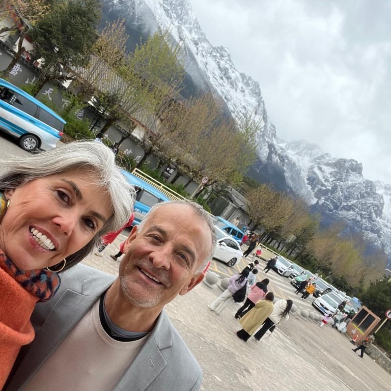 Carlos y Tata Cardona en Lijiang, con la Montaña del Dragón de Jade nevada de fondo, China.