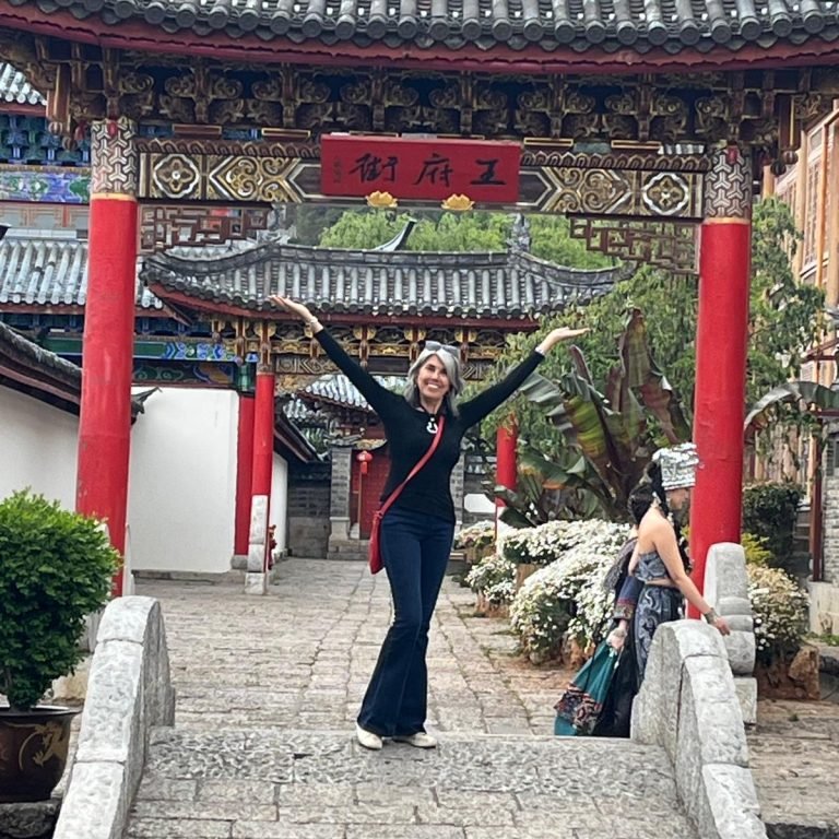 Tata Cardona bajo un pórtico tradicional chino en Lijiang, China