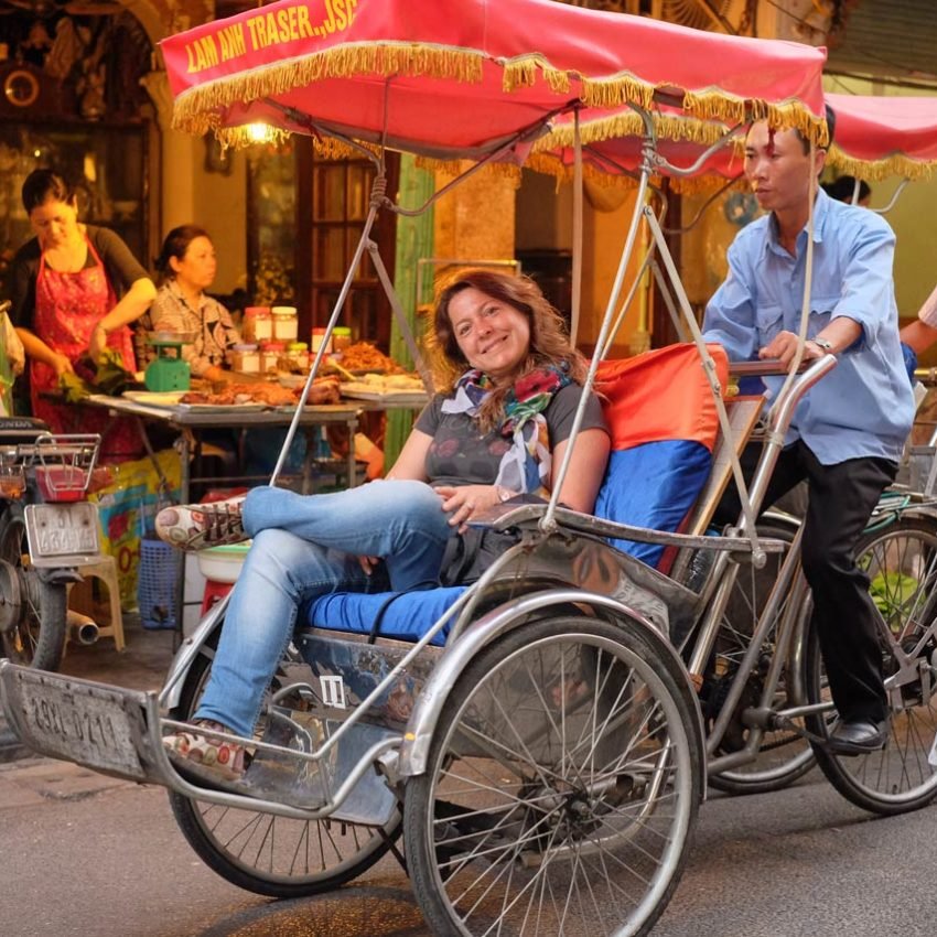 Paula en un triciclo en las calles de Hanoi