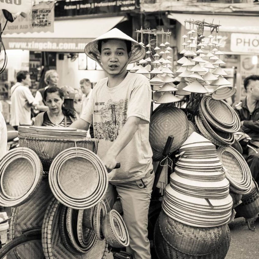 Vendedor ambulante de sombreros en Hanoi