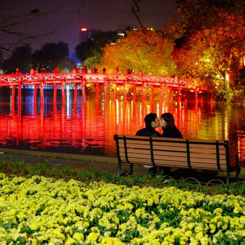 Pareja besándose en el lago Hoam Kiem, Hanoi