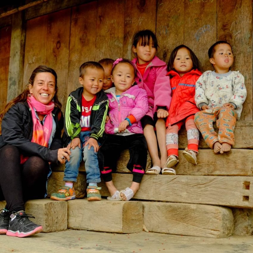 María Eugenia Huarte con niños en Sapa