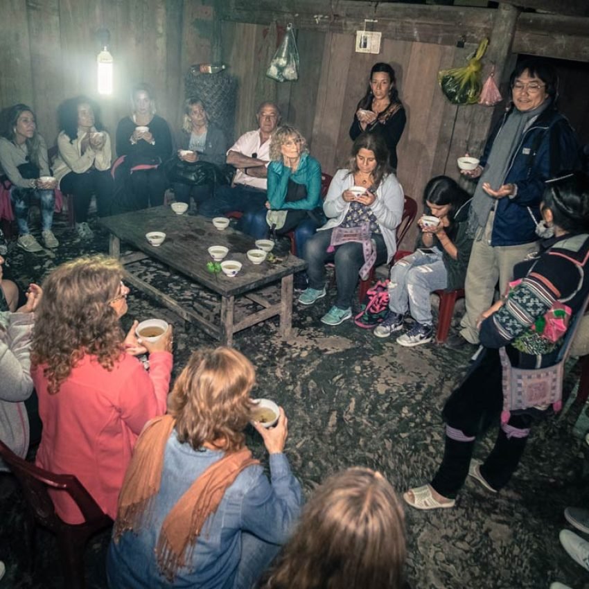 Grupo en la casa de una mujer Hmong en Sapa