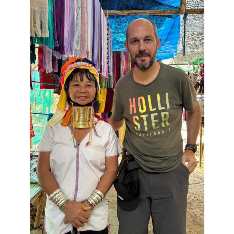 Sebastián Melani junto a una mujer de cuello alto en Chiang Mai, Tailandia