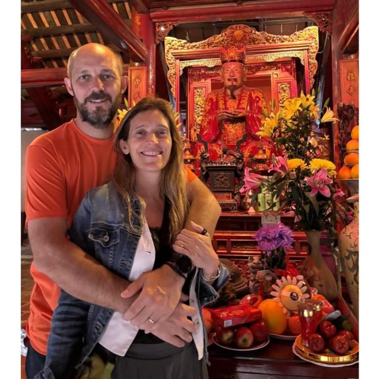 Sebastián Melani y Natalia Bernardoni en un templo de Vietnam durante su viaje familiar con Shantitur