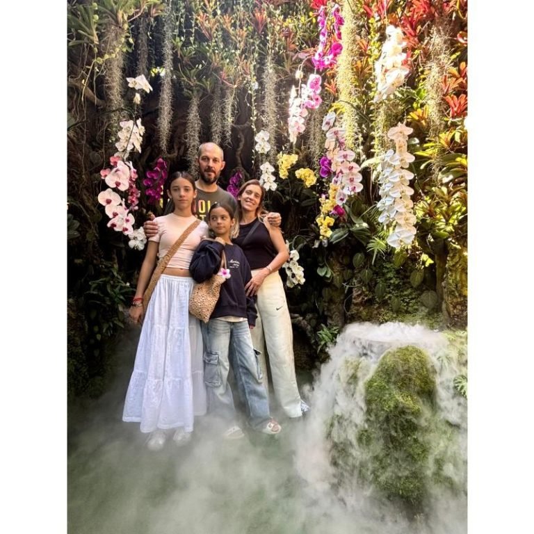 Familia Melani disfrutando de una comida en Vietnam con Shantitur