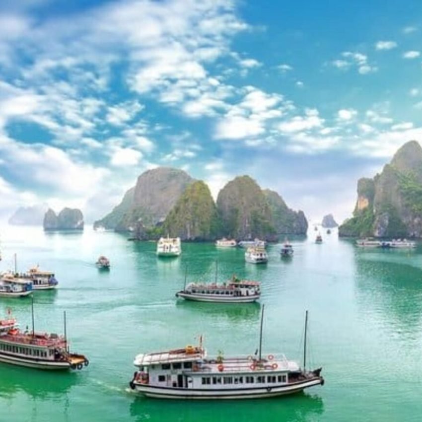 Formaciones de piedra caliza en la bahía de Halong, Vietnam