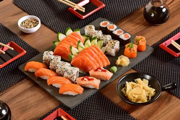 Variedad de sushi con pescado fresco y vegetales.