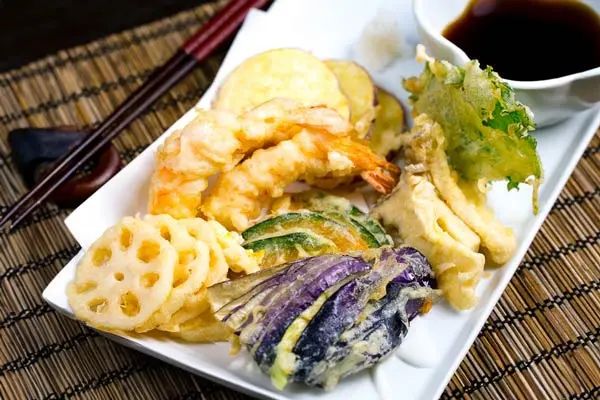 Platos de tempura con mariscos y verduras fritas.